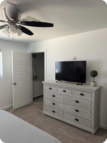 Newly remodeled spacious 4bed/3 bath with self check-in