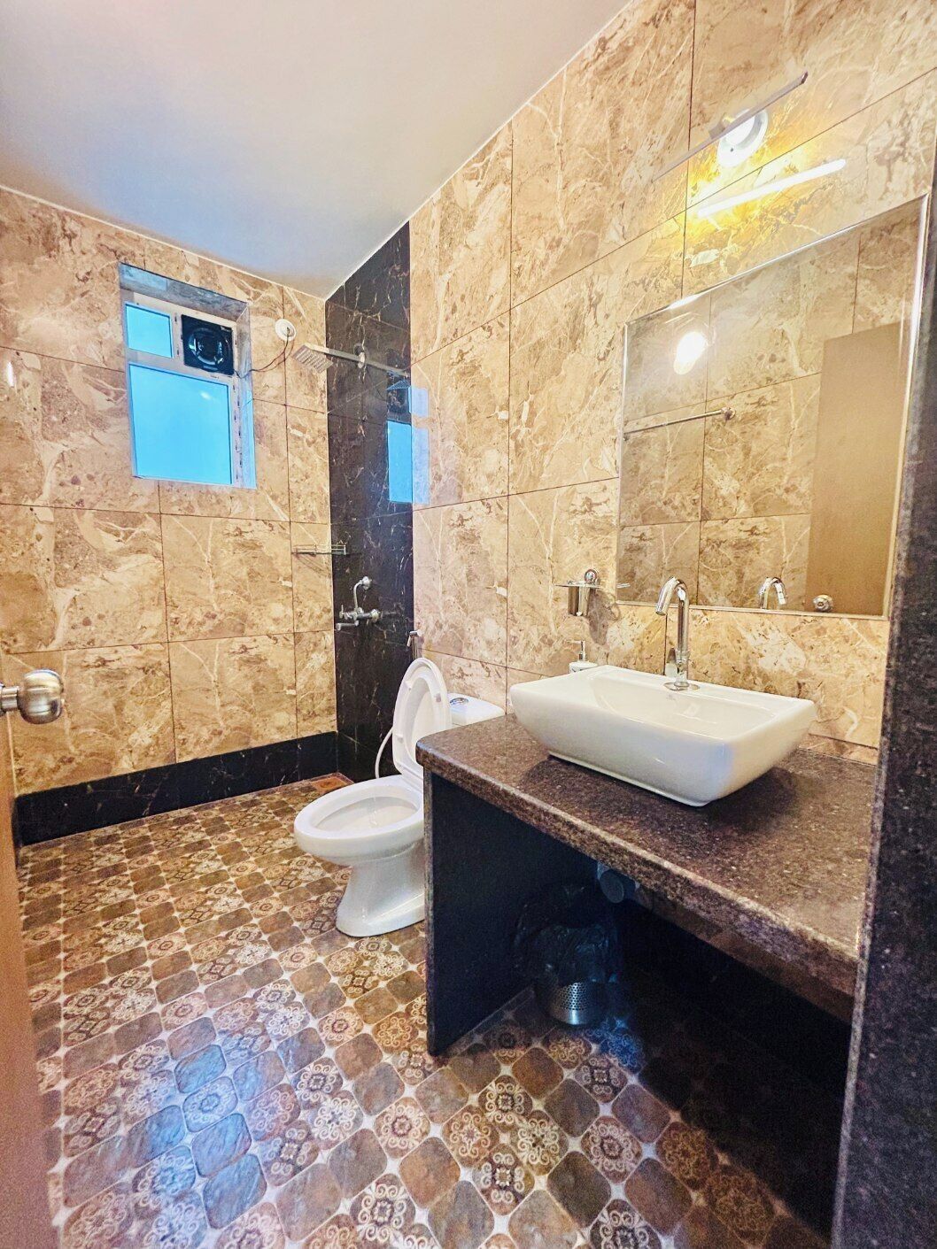 Suite Luxe | Salle de bain | Douche, serviettes fournies, savon, papier toilette