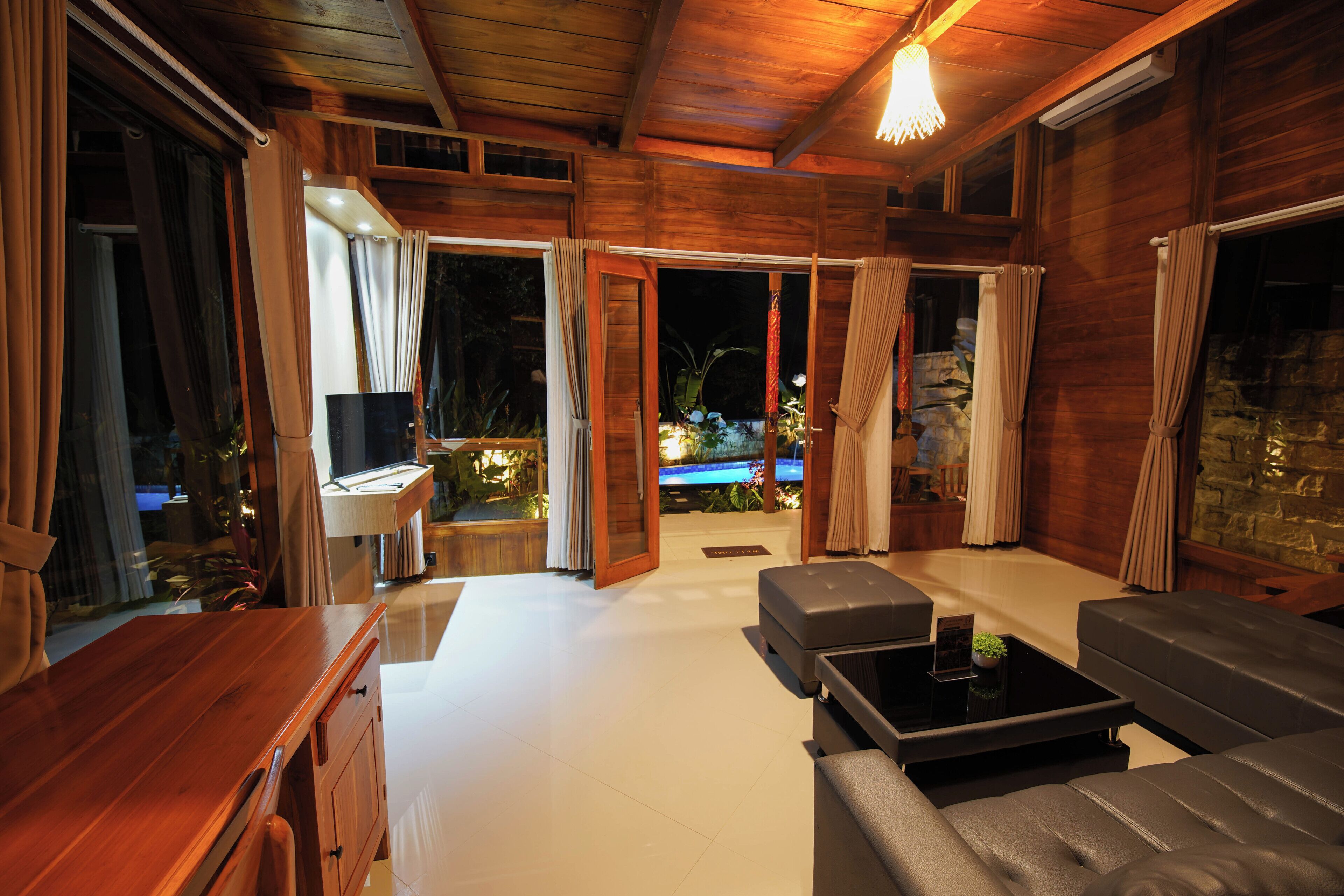 Deluxe Villa, 1 King Bed, Private Bathroom | Living area | 42-cm Smart TV with digital channels