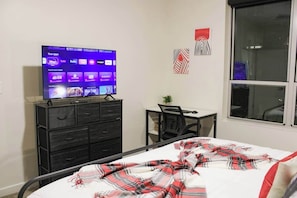 1 chambre, bureau, fer et planche à repasser, lit parapluie