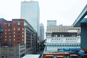 Outdoor dining - Downtown — Walk to Dining, 4th St Live, Gym, Free Parking (Louisville)