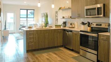 Coffee/tea maker, fridge, microwave, oven