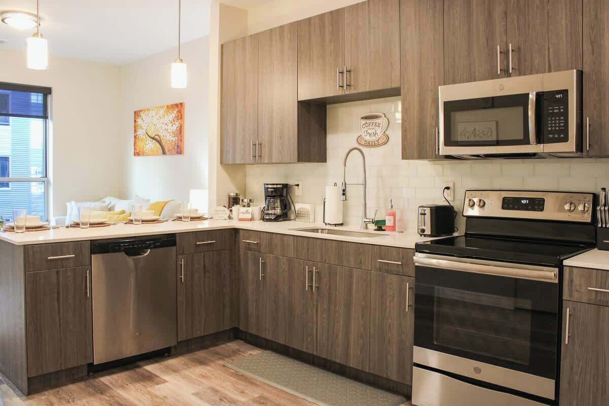 Coffee/tea maker, fridge, microwave, oven
