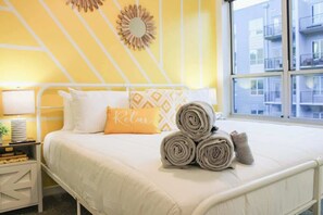1 bedroom, desk, iron/ironing board, travel cot - Luxury Apt: Rooftop, Golf Sim, Pool, Downtown (Louisville)