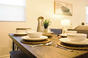 Dining - Private Highlands Apt w/ Free Parking, Walk to (Louisville)