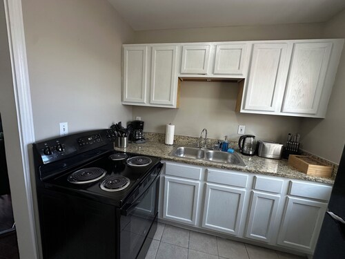Birmingham 1BR Getaway Suite Near UAB with Parking