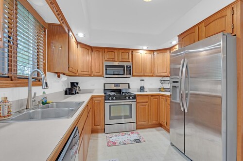 Charming 5-bedroom.3.5 Bath and 3 living room, Game room house in Glen Ellyn