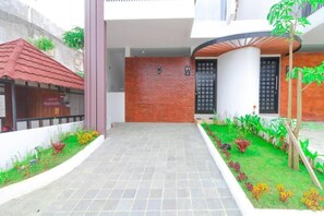 Exterior - Cozzy Villa Ree (batu)