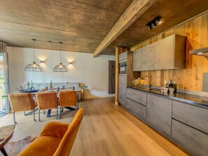 Een moderne keuken met houten keukenkastjes en een ingebouwde oven.