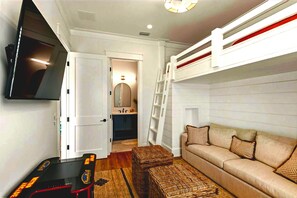 Smart TV - The Pearl of Pier Park! Heated Pool!  Steps from Beach! Putt Putt! Sleeps 16! (Panama City Beach)