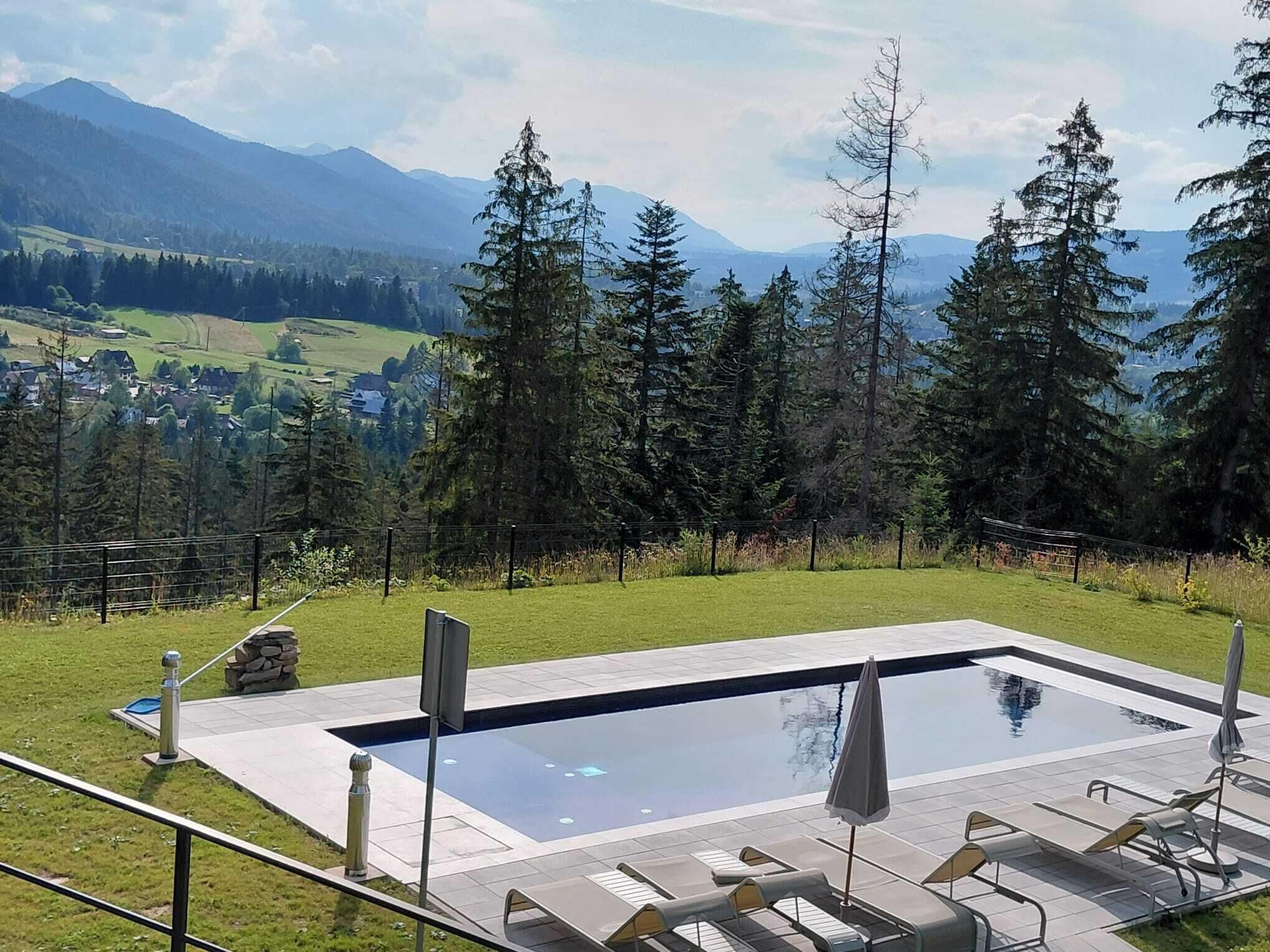 Una piscina al aire libre de temporada (de 10:00 a 22:00), tumbonas