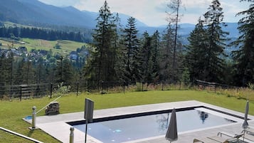 Una piscina al aire libre de temporada (de 10:00 a 22:00), tumbonas