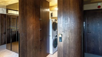 Um interior moderno com vigas de madeira, um espelho grande e uma máquina de lavar.