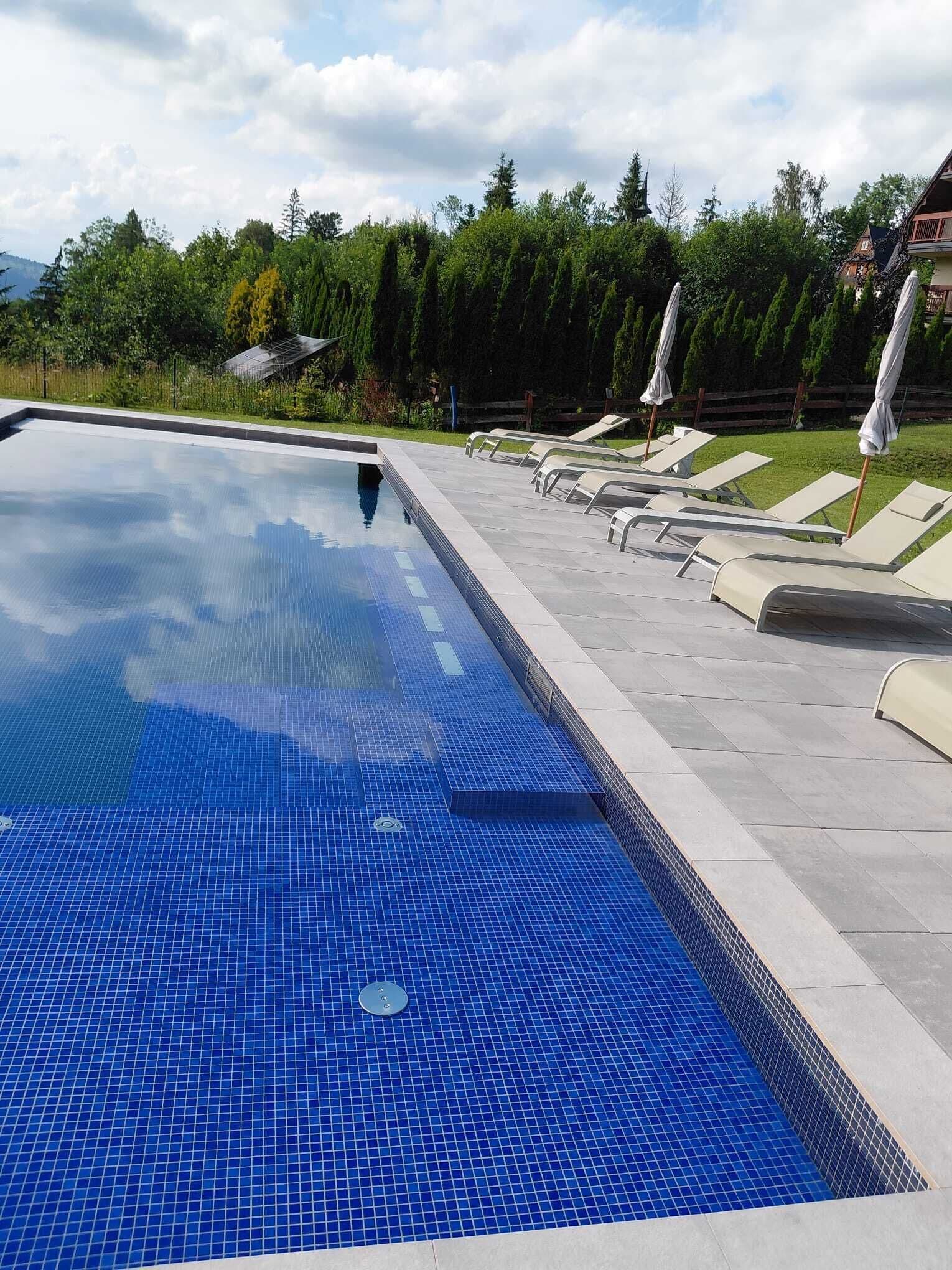 Una piscina al aire libre de temporada (de 10:00 a 22:00), tumbonas