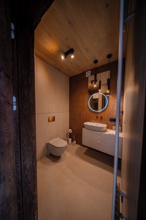 Luxury-Apartment, Klimaanlage, Bergblick | Badezimmer | Hausschuhe, Handtücher