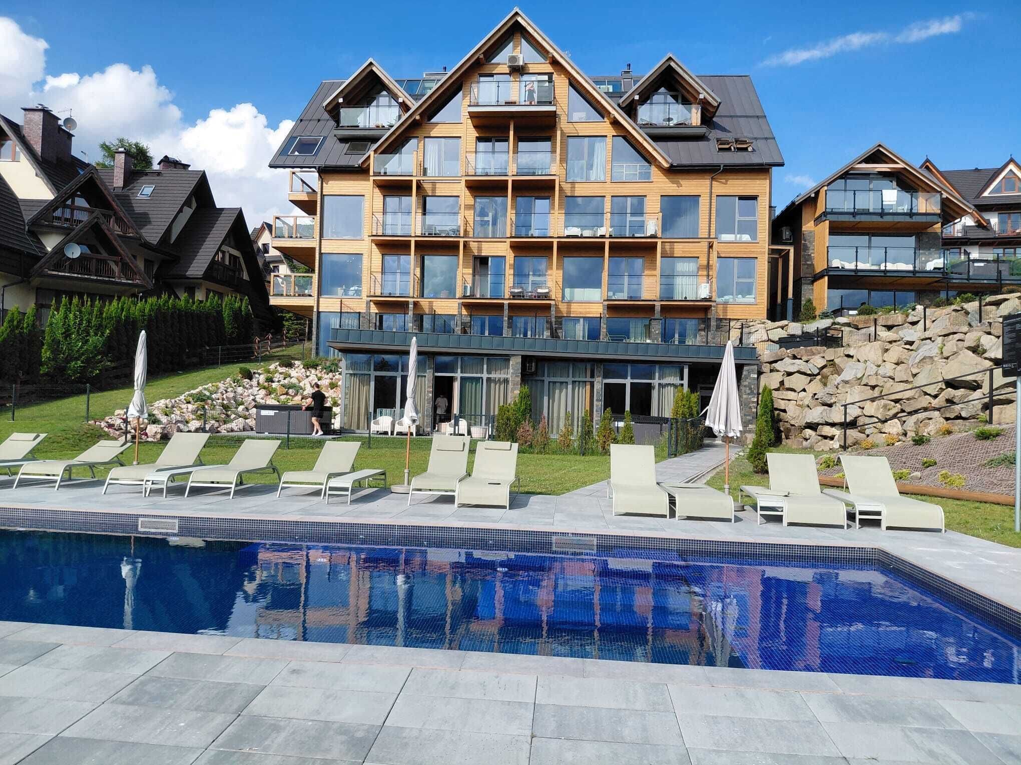Seasonal outdoor pool, open 10:00 AM to 10:00 PM, pool loungers