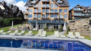 Seasonal outdoor pool, open 10:00 AM to 10:00 PM, pool loungers
