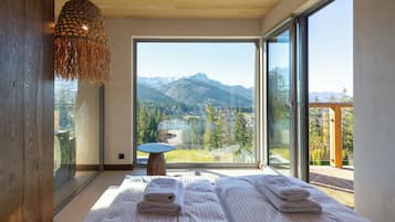 Luxury Apartment, Air conditioning, Mountain View | Blackout curtains, iron/ironing board, free WiFi