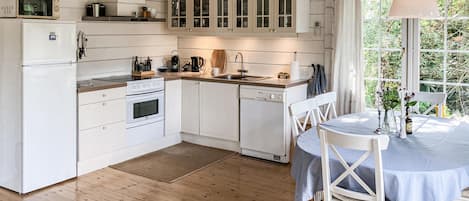 Coffee/tea maker, fridge, microwave, stovetop