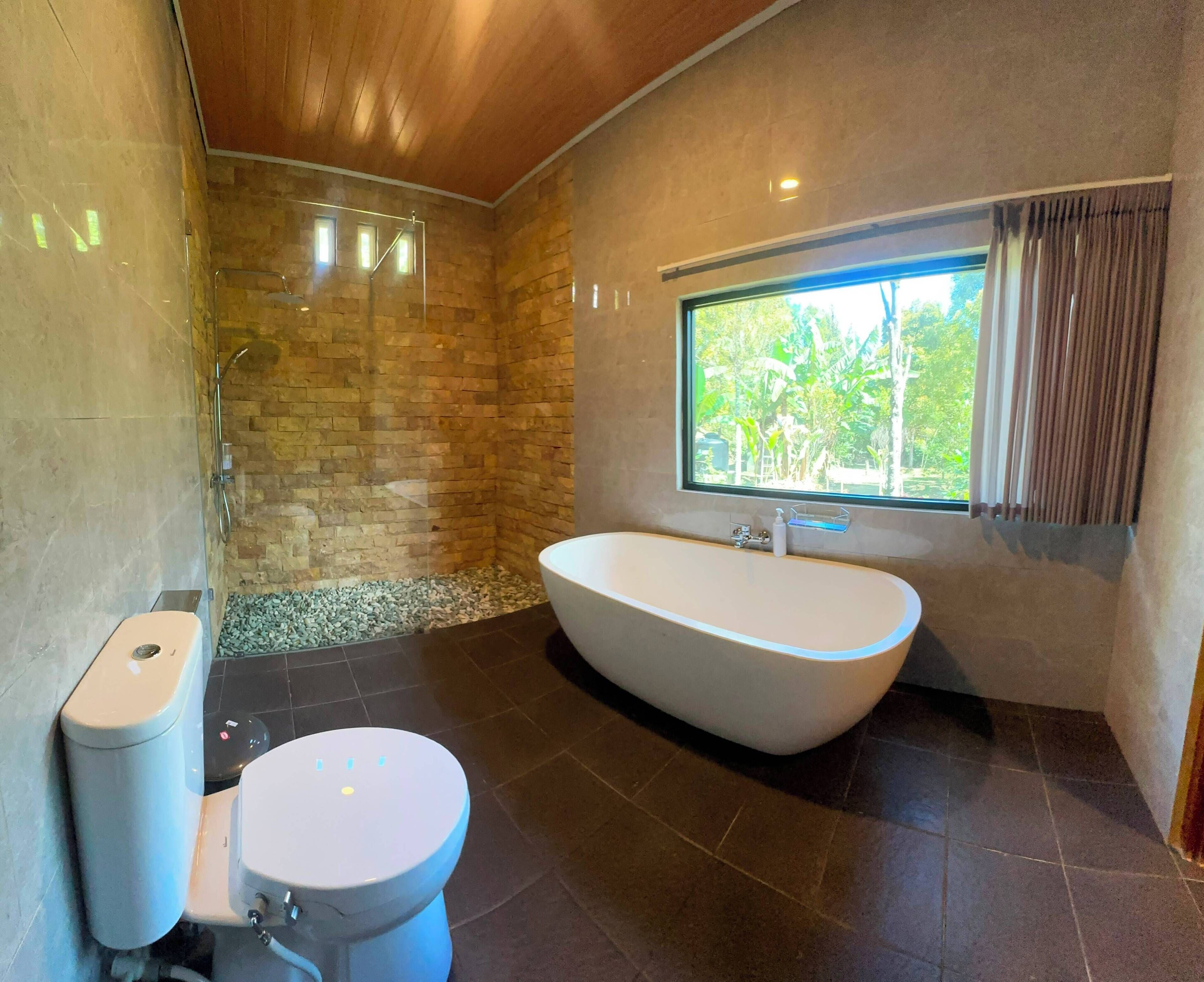 Cabane Deluxe, balcon | Salle de bain | Baignoire et douche séparées, articles de toilette gratuits, savon