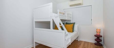 5 bedrooms, iron/ironing board, WiFi