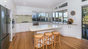 Private kitchen - Luxury Waterfront Stay at Tallebudgera Creek (Gold Coast)