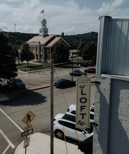 Historic 3BR Loft Courthouse Views - Shops & dining