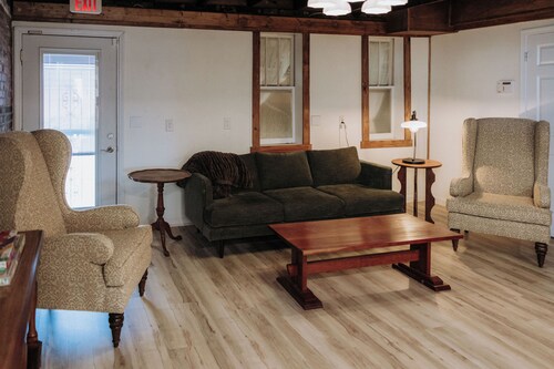 Historic 3BR Loft Courthouse Views - Shops & dining