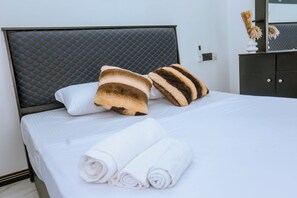 3 bedrooms, iron/ironing board, WiFi, bed sheets - Zeloncey Villa Mirissa. (Matara)