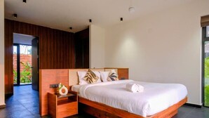 Una camera da letto moderna con un letto in legno, un comodino e vista sul verde.
