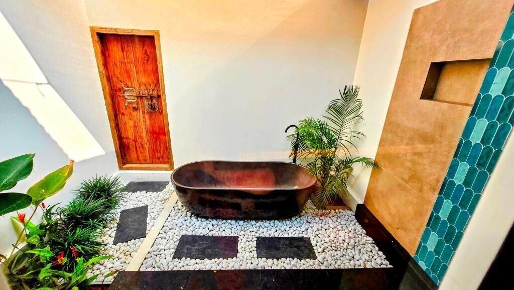 Chambre Double Romantique, patio, vue jardin | Salle de bain