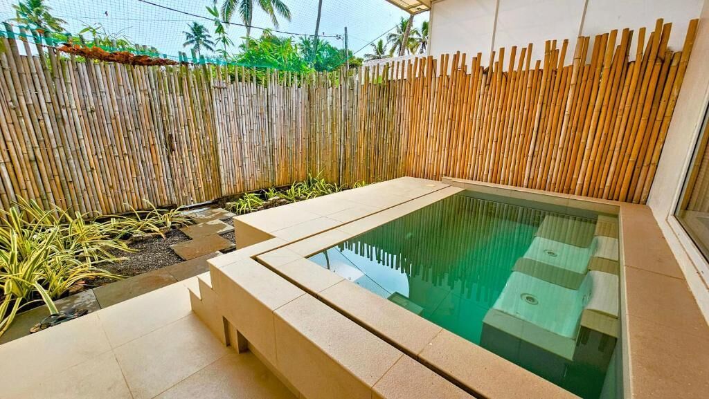 Club-Zimmer, eigener Pool, Meerblick | Pool | Außenpool, Sonnenschirme, Liegestühle