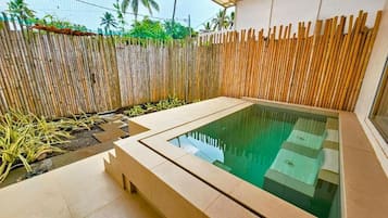 Club-Zimmer, eigener Pool, Meerblick | Pool | Außenpool, Sonnenschirme, Liegestühle