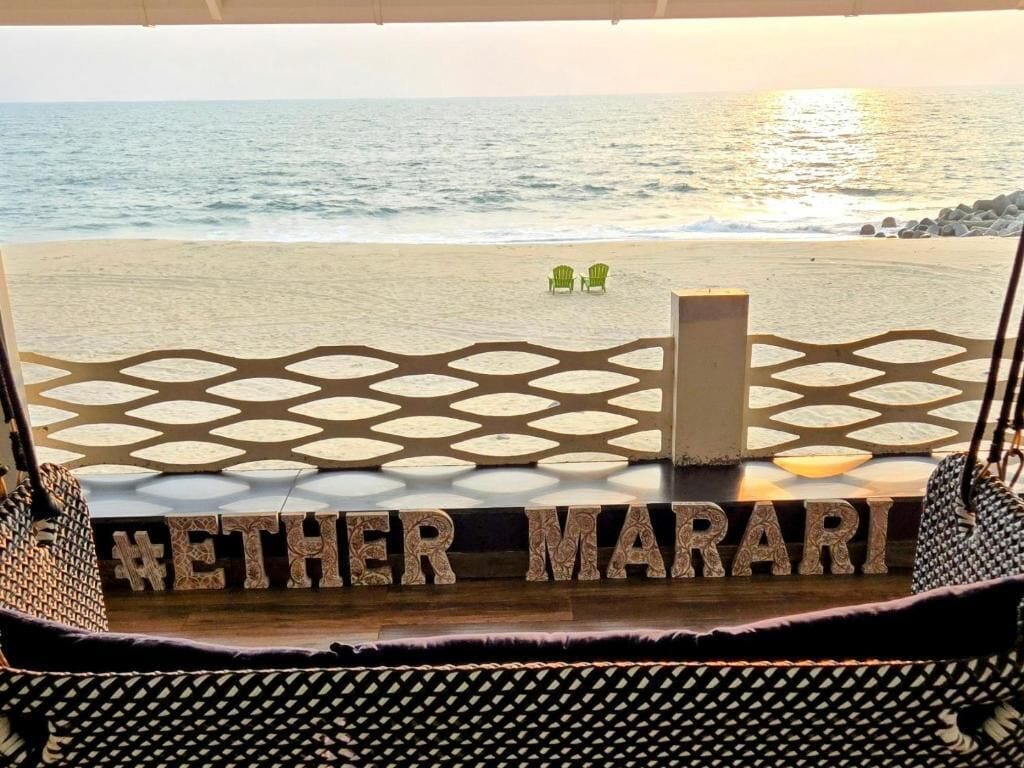 Am Strand, weißer Sandstrand, Sonnenschirme, Strandtücher