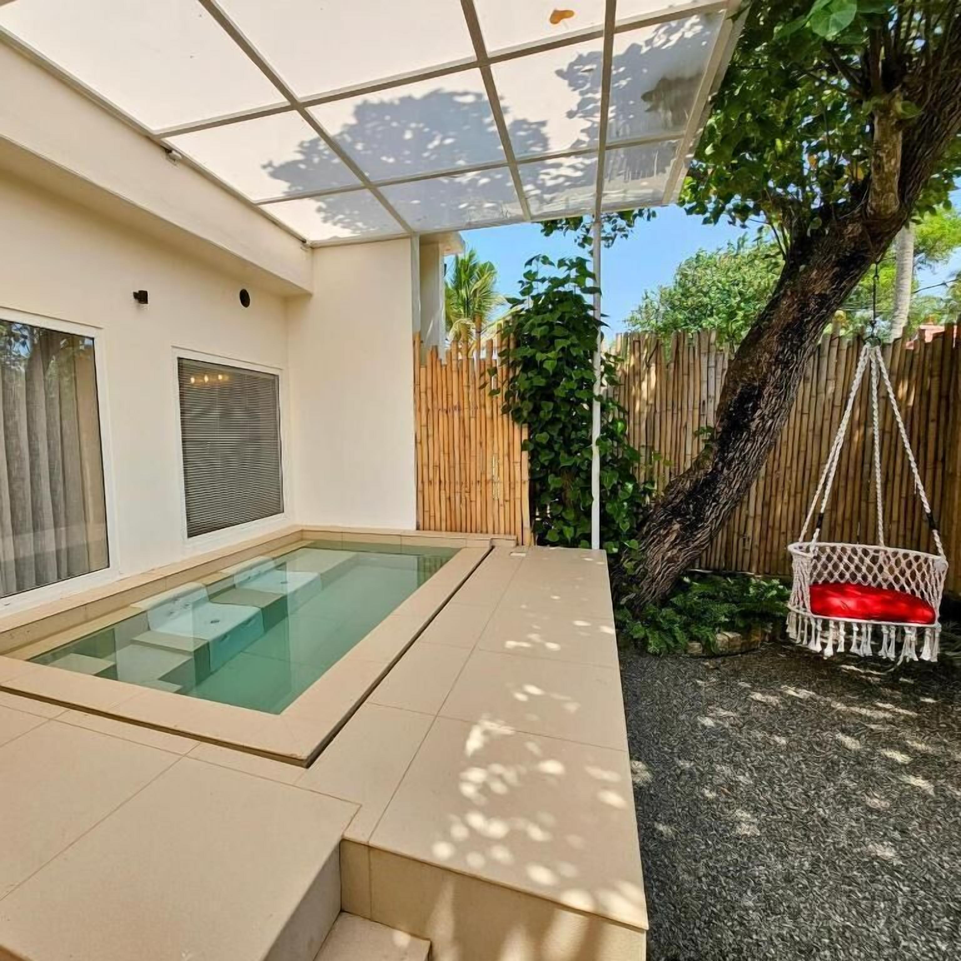 Suite Klub, kolam renang pribadi, pemandangan samudra | Kolam renang | Kolam renang outdoor, dengan payung kolam renang dan kursi berjemur