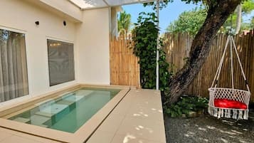 Suite Klub, kolam renang pribadi, pemandangan samudra | Kolam renang | Kolam renang outdoor, dengan payung kolam renang dan kursi berjemur