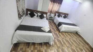 Kamar Quadruple Deluks, pemandangan kota | Meja kerja dan Wi-Fi gratis