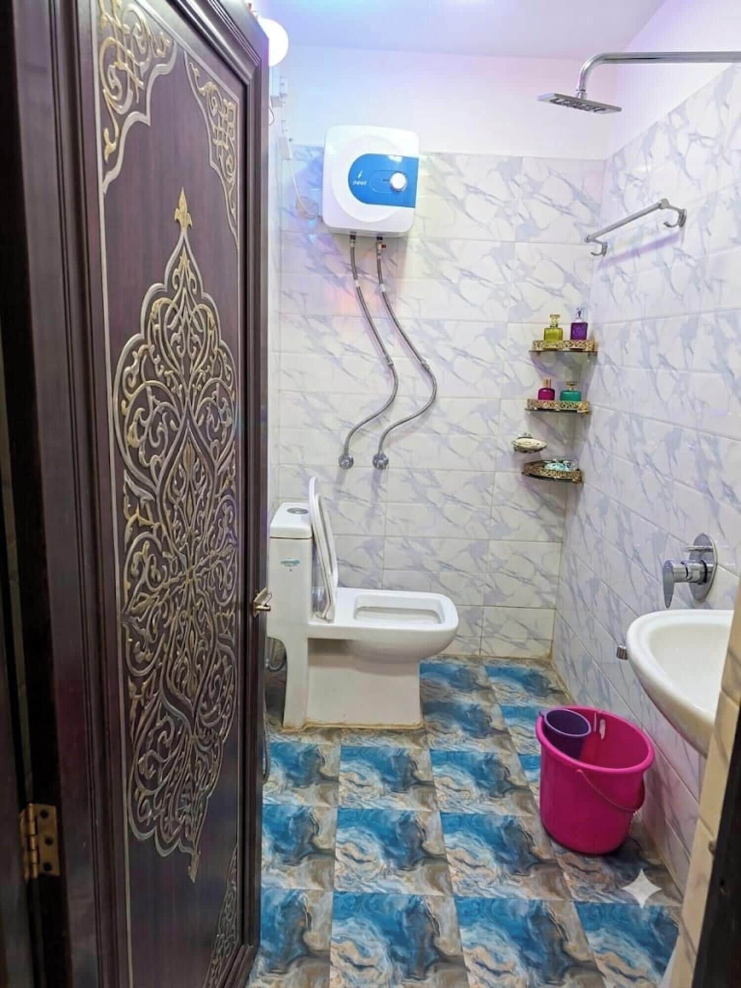 Shower, perlengkapan mandi gratis,  dan handuk