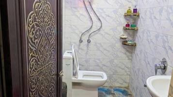 Shower, perlengkapan mandi gratis, dan handuk