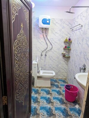 Shower, free toiletries, towels - Albatros Hotel Darjeeling (Darjeeling)