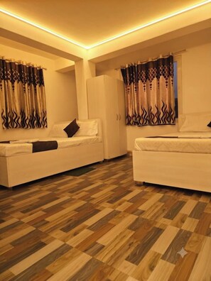 Desk, free WiFi - Albatros Hotel Darjeeling (Darjeeling)