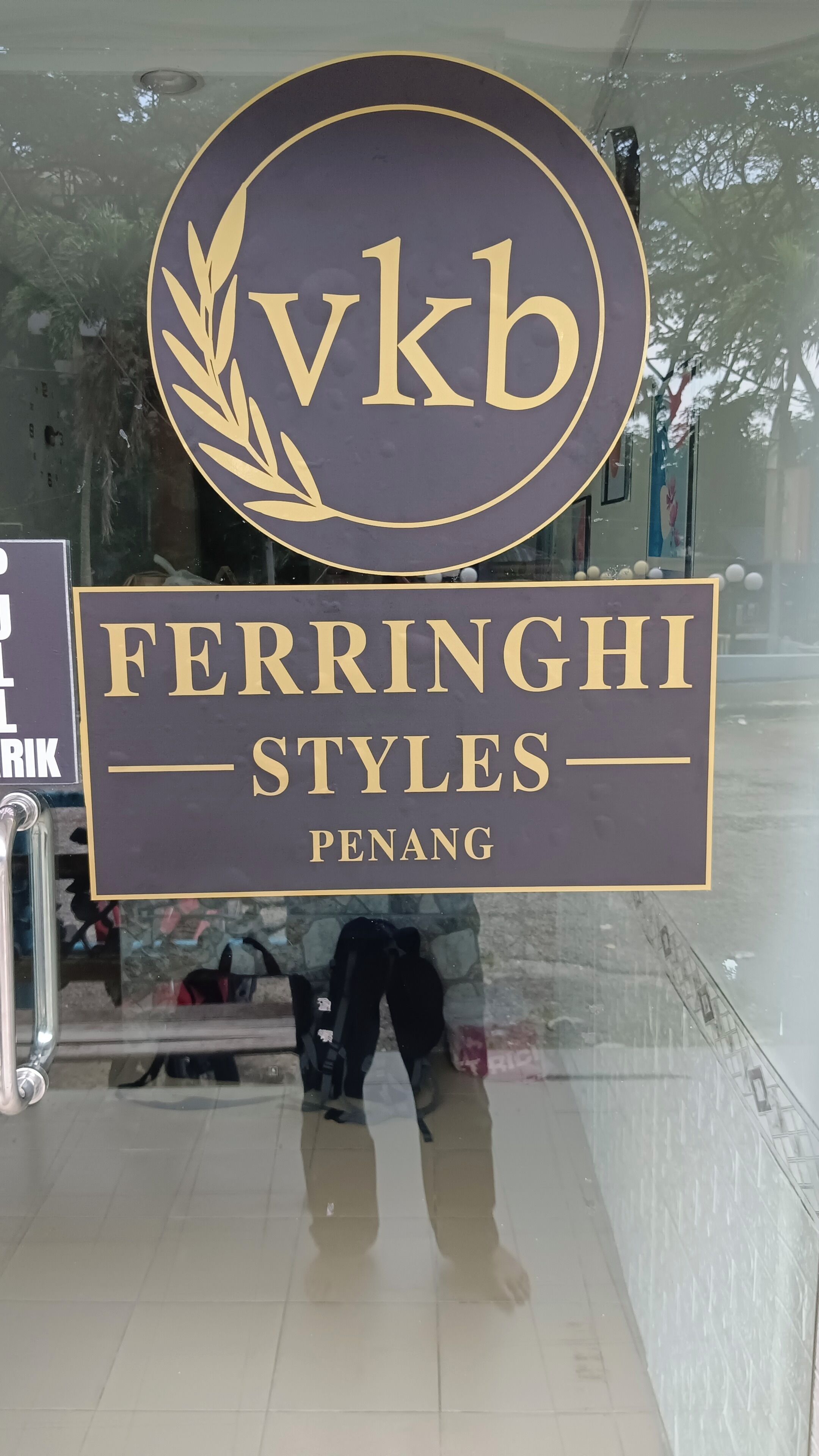 Liikkeen etuikkunassa on kyltti, jossa lukee: ”FERRINGHI STYLES PENANG”.