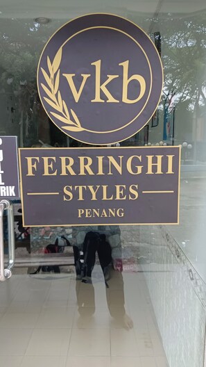 Una fachada con un letrero que dice 'FERRINGHI STYLES PENANG'.
