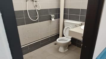 Deluxe Double or Twin Room, City View | Bathroom | Towels, shampoo, toilet paper