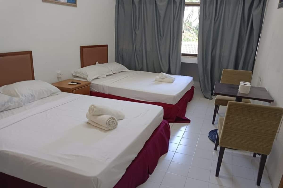 Habitación Deluxe con 1 cama matrimonial o 2 individuales, vista a la ciudad | Tabla de planchar con plancha y wifi gratis