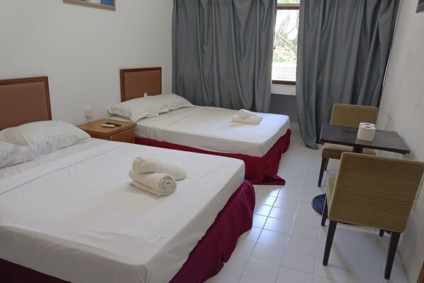 Habitación Deluxe con 1 cama matrimonial o 2 individuales, vista a la ciudad | Tabla de planchar con plancha y wifi gratis