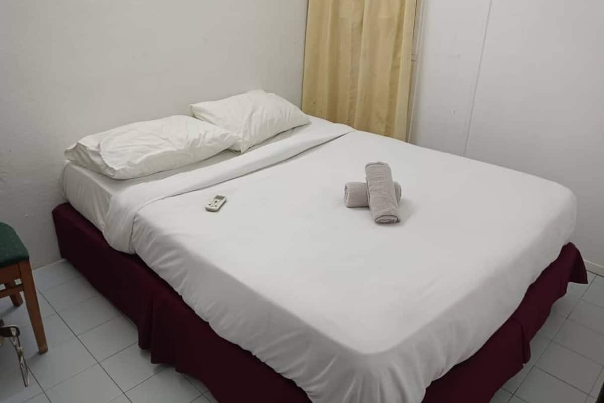 Habitación básica doble, balcón, vista a la ciudad | Tabla de planchar con plancha y wifi gratis
