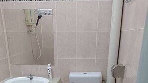 Habitación básica doble, balcón, vista a la ciudad | Baño