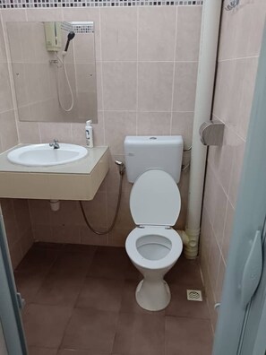 Chambre Double, balcon, vue ville | Salle de bain | Serviettes fournies, shampoing, papier toilette