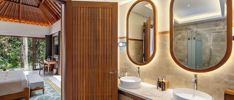 Un baño moderno con dos lavamanos, espejos grandes y una ducha.